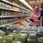 sejumlah-pengunjung-memilih-buah-di-kawasan-transmart-kota-kasablanka-jumat-8112024_169.jpeg
