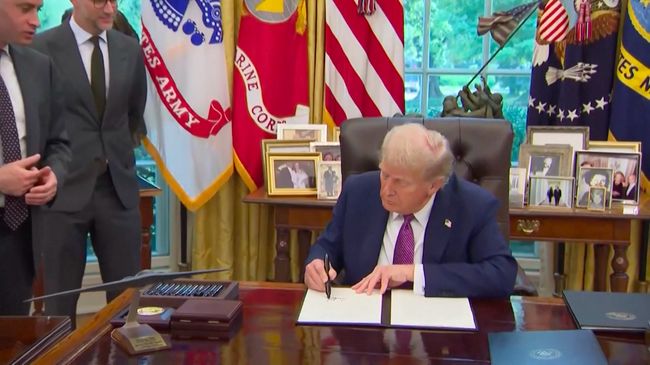 Perintah Baru Trump: Negara yang Tahan Warga AS Kena Sanksi